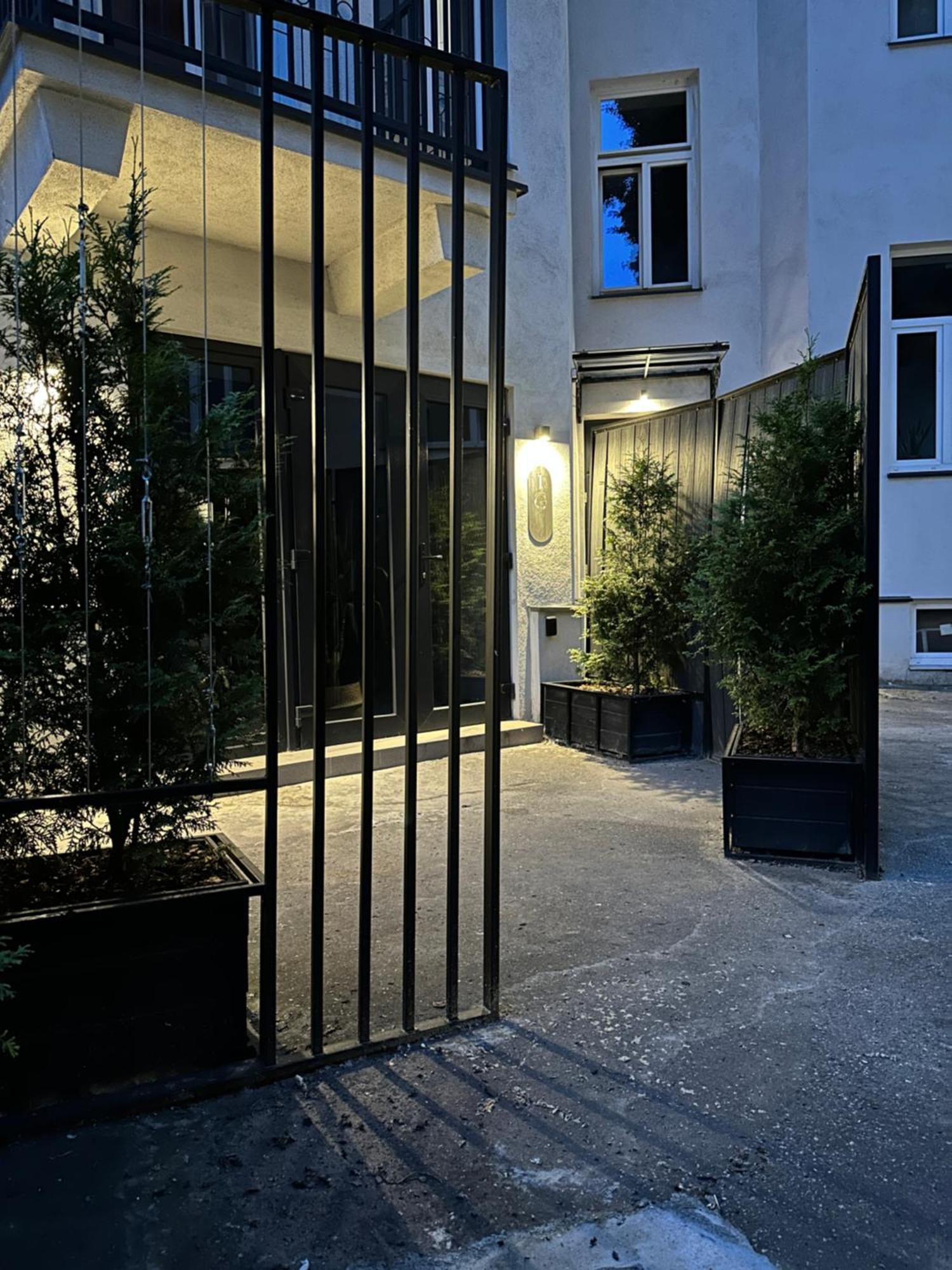 City Garage Apartment - Lwowska 9 Варшава Экстерьер фото